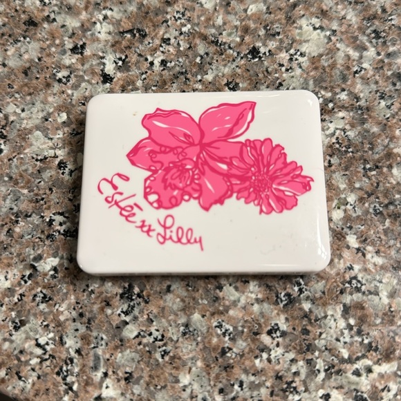 Brand new eyeshadow palette Estée Lauder special edition! - Picture 2 of 2